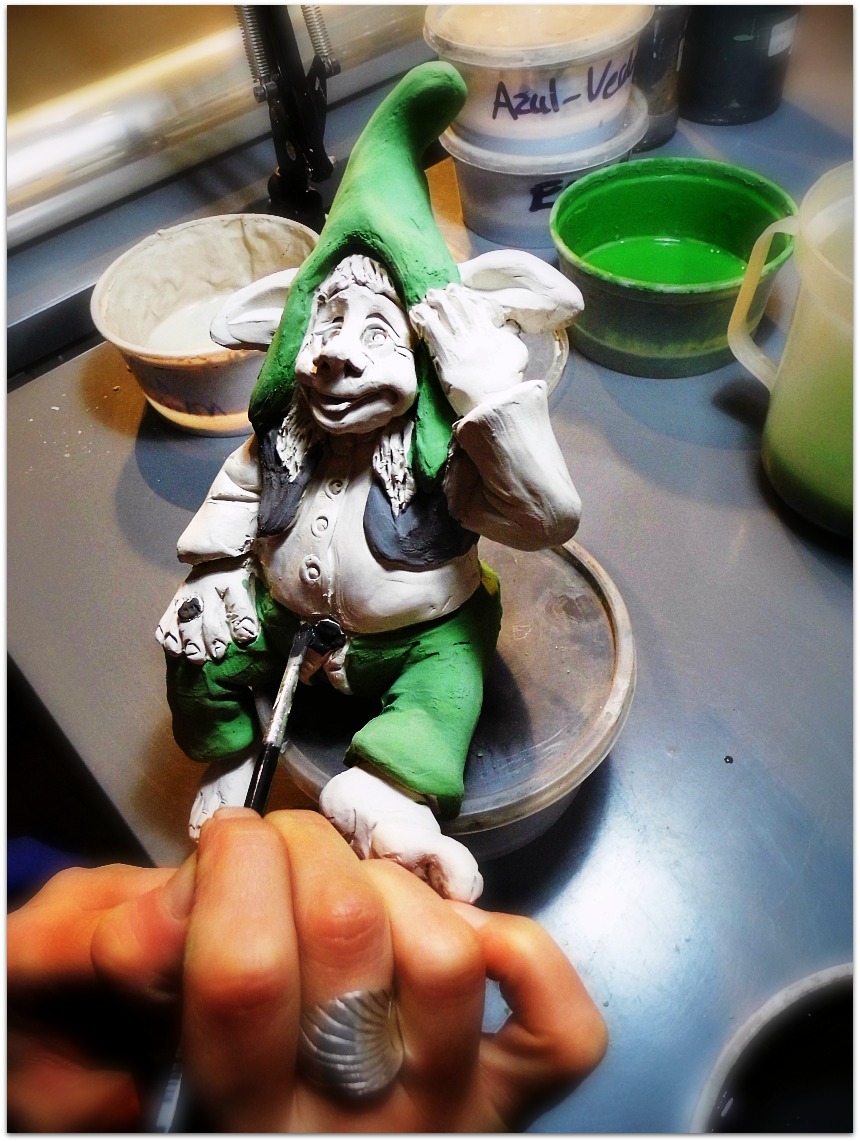 Esmaltando duende de cerámica